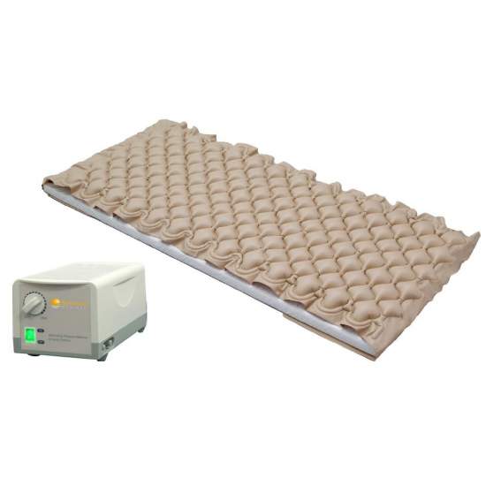Anti-decubitus air mattress with compressor with pressure regulation
